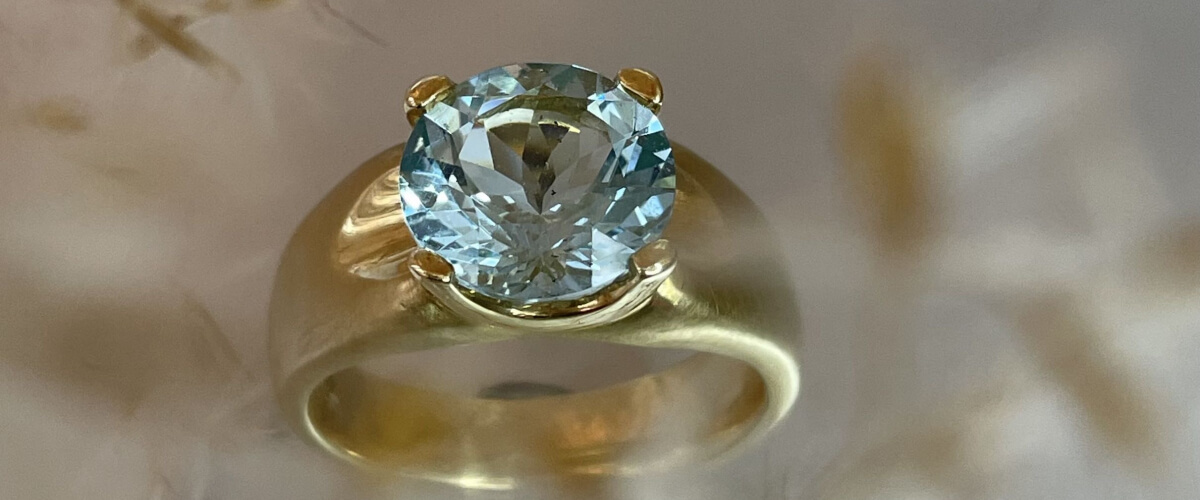Gold Ring mit blauem Stein