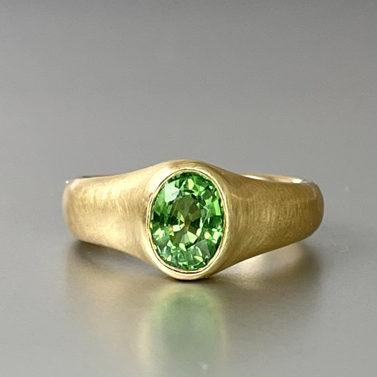 breiter Ring aus Gold mit grünem Stein - Tsavorit - grüner Granat