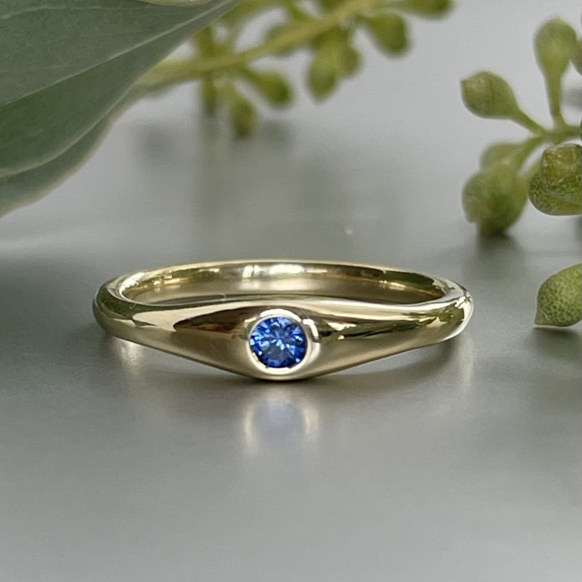 weicher und anschmiegsamer Ring mit blauem Saphir