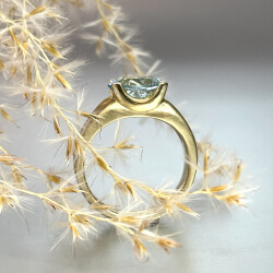 Ring aus Gold mit blauem Aquamarin
