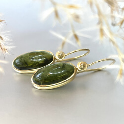 Goldene Ohrringe mit grünem Stein - ovaler durchscheinender Stein
