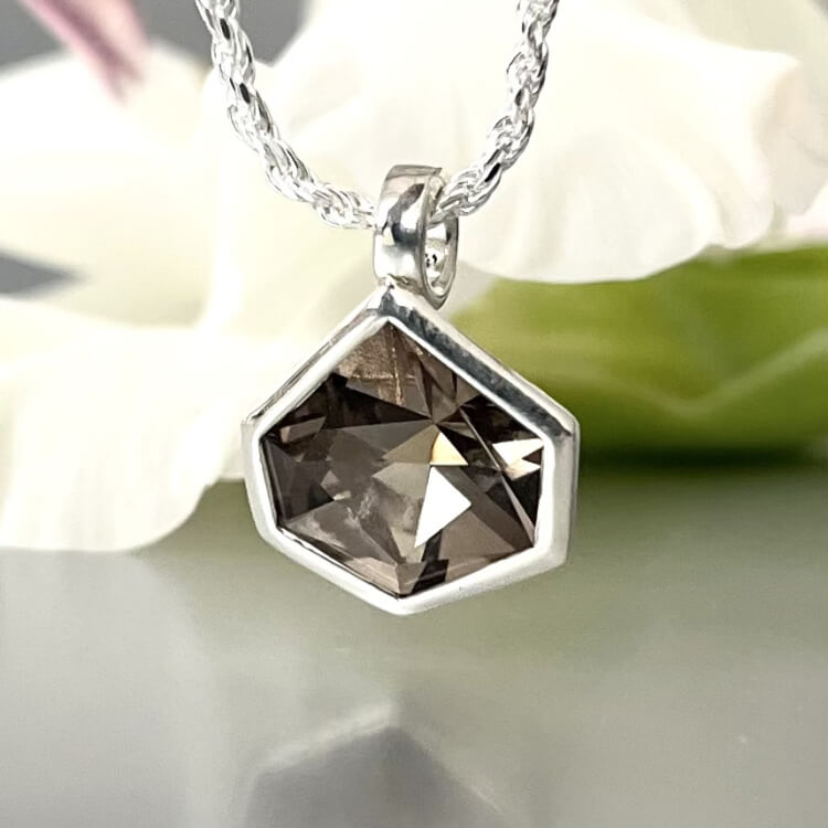 Anhänger mit Rauchquarz im klunkerschliff