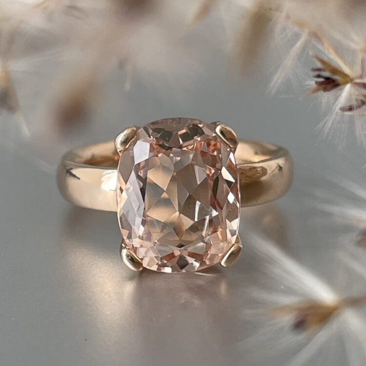 Ring mit großem rosa farbenen Edelstein Morganit