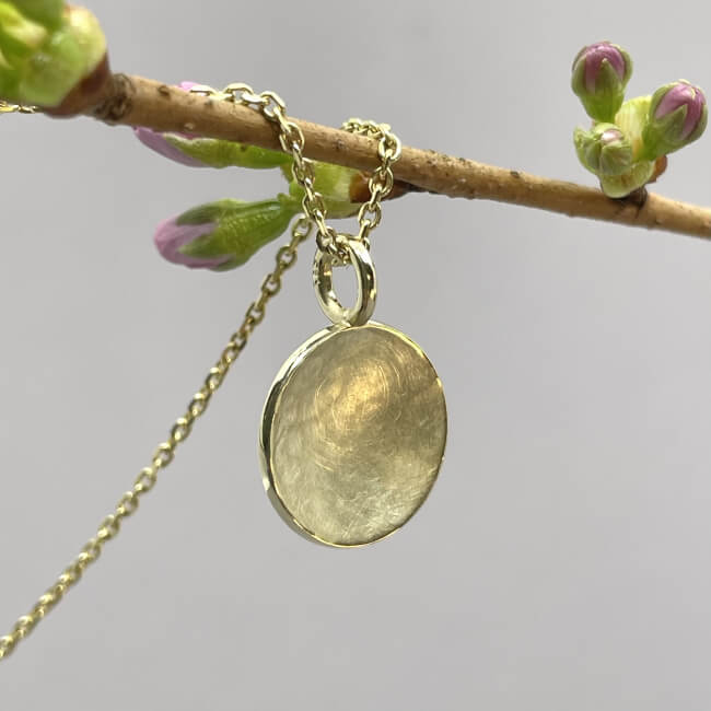 Anhänger "Elli" - Gelbgold Bild 1 schlichter Medaillonanhänger mit beschlagener Strucktur