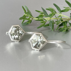 feine Ohrringe mit hellgrünem Prasiolith