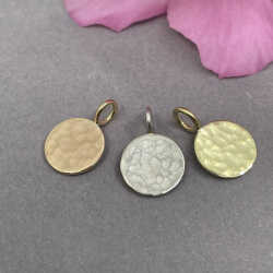 Runder Pl&auml;ttchenanh&auml;nger geh&auml;mmert