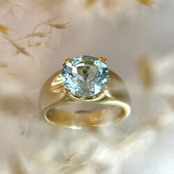breiter goldener Ring mit großem blauem Stein