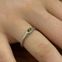 zierlicher Ring aus Silber mit grünem Stein