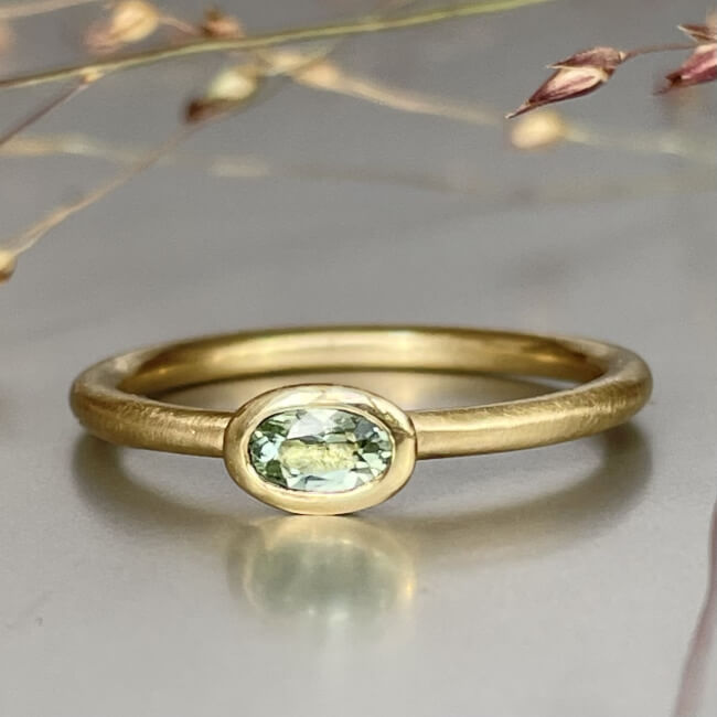 goldener ring mit stein