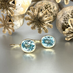 Ohrringe aus Gold mit ovalem blauem Stein
