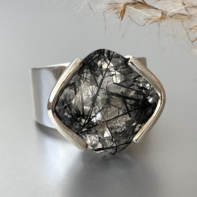 Ring "Adrina" - Silber & Bergkristall Bild 1 Breiter Ring mot großem Bergkristall