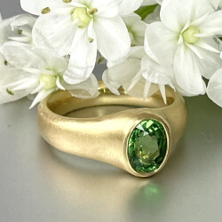 Großer goldring mit grünem Stein - Tsavorit