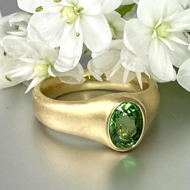 Großer goldring mit grünem Stein - Tsavorit