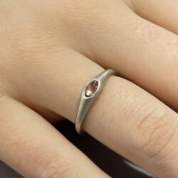 feiner Ring aus Silber mit rosa Stein