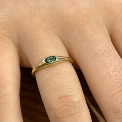 zierlicher Ring aus Gold mit grünem Stein