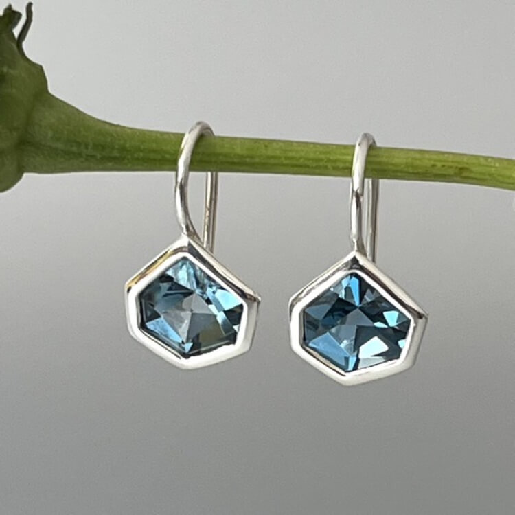 siberne ohrringe mit blauem topas