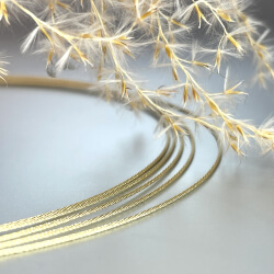 Elegante hochwertige Colliers aus feinen Goldfäden