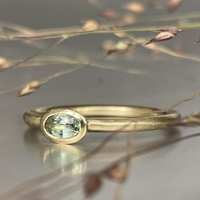 Grüner goldener geschmiedeter Ring