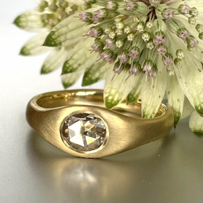 Schichter Ring mit der guter Passform aus Gold mit vintage Diamant im Rosenschliff