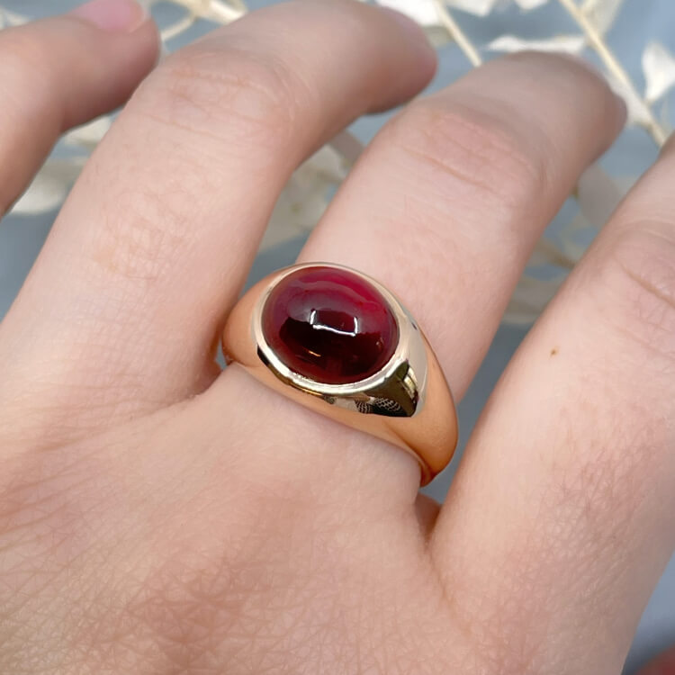 Ring "Lilo" aus 585 Rotgold mit Hessonit - Größe 57 Handgeschmiedeter breiter Ring aus 585 Roségold mit großem Hessonit (Granat) aus unserer Potsdamer Goldschmiede.