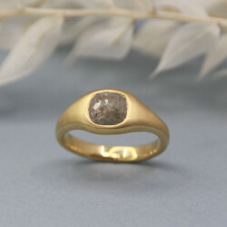 Ring Melanie ist ein sehr besonderer Ring mit einem unverwechselbare schönem Diamant im Rosenschliff. Das Design des goldenen Rings ist schlicht uns elegant. Das Gold ist seidig matt gebürstet.