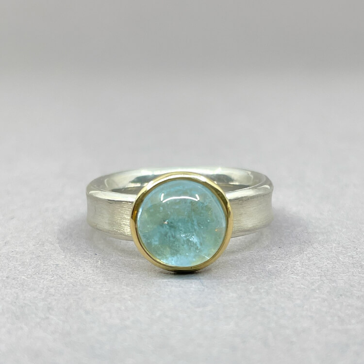 Ring "Polly" aus 925 Silber mit Aquamarin - Größe 53 Handgerfertigter Silberring mit großem Aquamarin in einer Fassung aus Gelbgold aus Potsdam-Babelsberg.