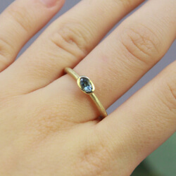 sehr filigraner Ring aus Gold mit blauen Aquamarin