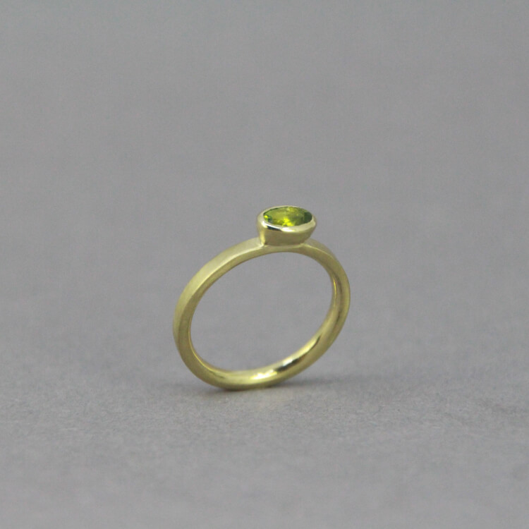 Ring "Maxi" - 585 Gelbgold mit Peridot grün Wundervoller Ring aus matt gebürstetem Gold und grünem Stein. Der Ring kann sehr gut kombiniert getragen werden. Er wurde von Hand gefertigt.