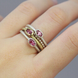 Ringe aus Silber und Roségold mit ovalem Stein mit der Farbe rosa