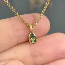 Anhänger "Mini" - Gold & Turmalin grün Bild 2 Handgefertigte Stapelringe und Vorsteckringe aus Gold, kombiniert mit Anhänger und Halskette mit Turmalin aus der Goldschmiede Schmuckgefährten in Potsdam-Babelsberg