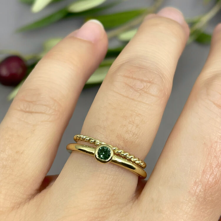 Ring "Mini rund" - 333 Gelbgold mit Turmalin Stapelring aus 585 Gelbgold mit grünem Turmalin in runder Form, handgefertigt in Potsdam-Babelsberg.