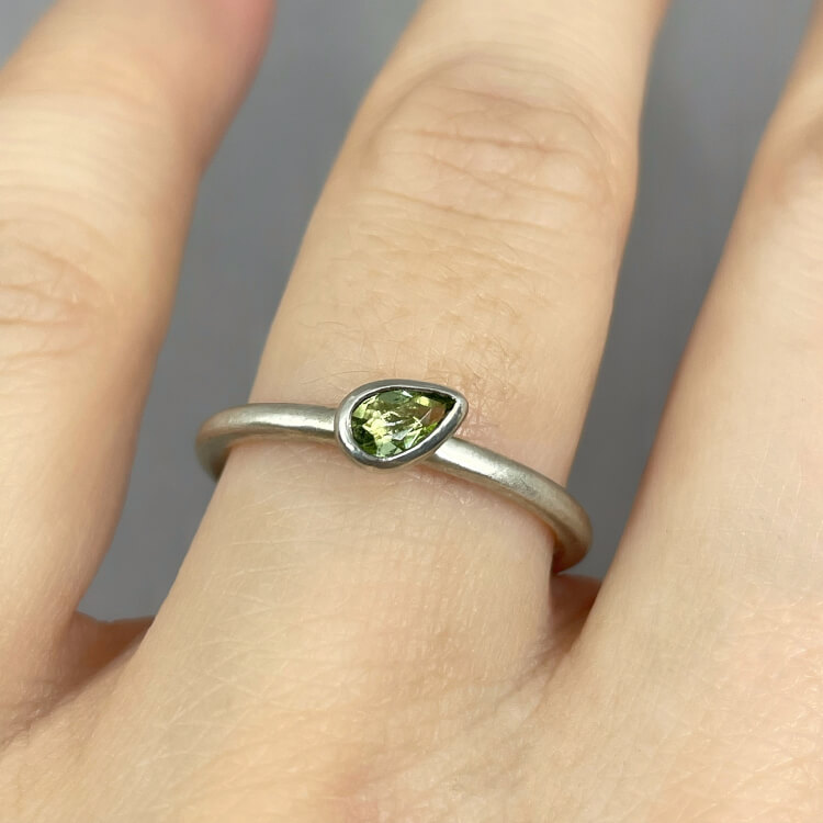 Ring "Mini Tropfen" - 925 Silber mit Turmalin grün Stapelring aus 925 Silber mit grünem Turmalin in Tropfenform, handgefertigt in Potsdam-Babelsberg.