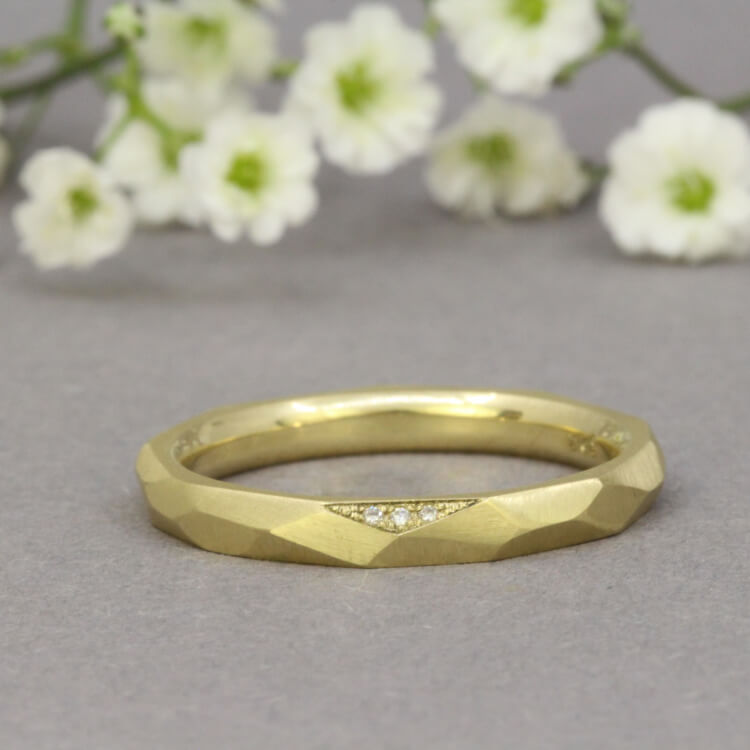 goldener Ring mit dellen 