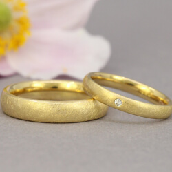 schlichte goldene Ringe für die Hochzeit mit Stein gebürstet