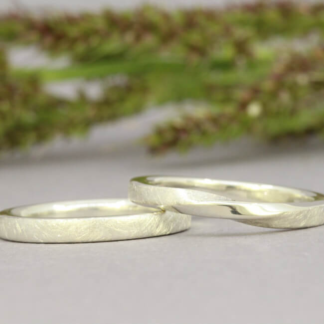 Ringe aus Silber für die Hochzeit gedreht Schleife