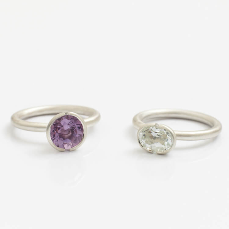 Ringe aus Silber mit weißen Stein und violetten Steinzum vorstecken und kombinieren
