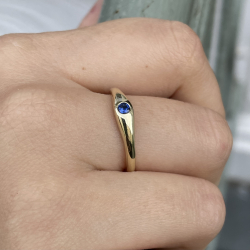 Feiner ring aus gold mit blauem Saphir