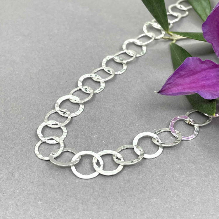 Ösenkette "Trixi" aus 925 Silber Große Ösenkette mit gehämmerten Kettengliedern auch ohne Verschluss tragbar.