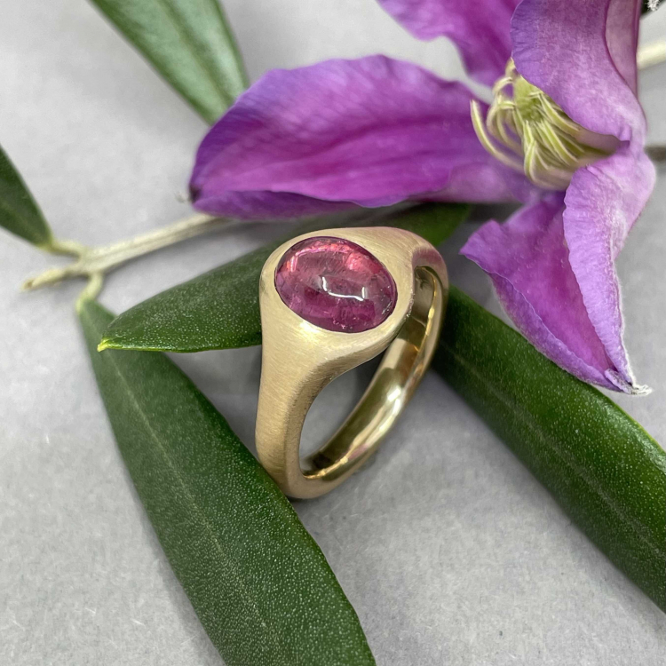 Ring "Leonie" aus 585 Roségold und Turmalin Breiter, flacher Ring der sich sehr schön an den Finger anschmiegt. Roségold und pinker Turmalin in ovaler Form.