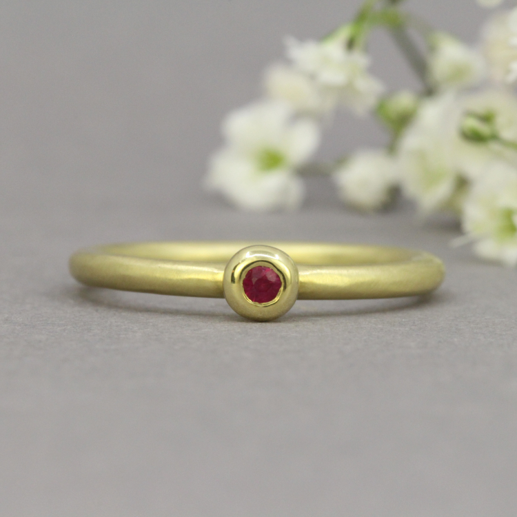 Verlobungsring "Josephine" - 585 Gelbgold mit Rubin sehr zarter goldener Ring mit rotem Stein zum kombinieren und vorstecken zu anderen Ringen