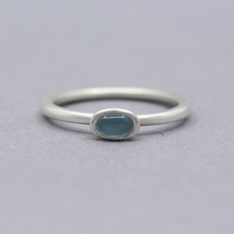 Ring "Mini" - 925 Silber mit Aquamarin Cabochon Individuelle Ringe aus Silber und Gold mit Stein