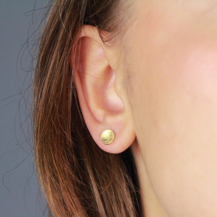 Ohrstecker "Lucie" aus 585 Gelbgold kleiner silberner Ohrstecker geformt wie eine kleine Schale. Die Oberfläche der Ohrringe ist seidig matt gebürstet