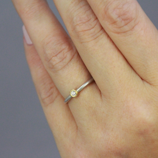 Verlobungsring "Klara" - mit Diamant aus Gelbgold und Silber Bild 1 handgefertigter Verlobungsring aus Silber und Gold mit Diamant