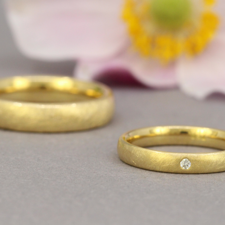 Zwei Trauringe "Charlotte und Fritz" gewölbt mit Diamant aus 750 Gelbgold