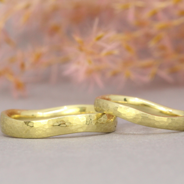 Zwei Trauringe "Jack und Rose" - mit kleinem Hammerschlag aus 750 Gelbgold