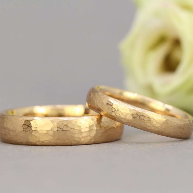 Zwei Trauringe "Bonnie und Clyde" - kleiner Hammerschlag aus 585 Roségold